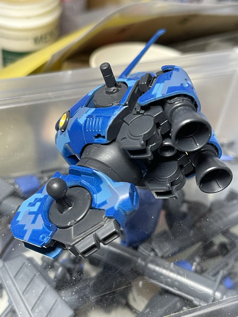 腰部も後ろ側はスラスターとフレーム剥き出しで。前部のスラスターもあわせて、すべて社外パーツを使用して精密感を上げてあります。