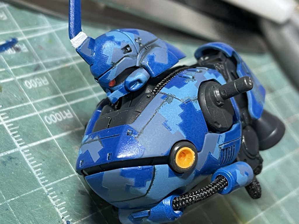 上半身も組みました。モノアイはHアイズのピンク、裏側にアルミテープを貼ったものを使用。隙間から光を入れると綺麗に反射します。顔もインナーマスクを作成し、チンガードの下に本来の顔があるようなイメージにしました。首元のパイプ、胴体のパイプは2mmのメッシュパイプを使用。切り口の処理など面倒な部分はありますが、その苦労以上の見栄えとなるので使って良かったです。成型の都合でいびつな形の胸部上面のスラスターは削り取ってあります。あとで社外パーツに置き換えます。