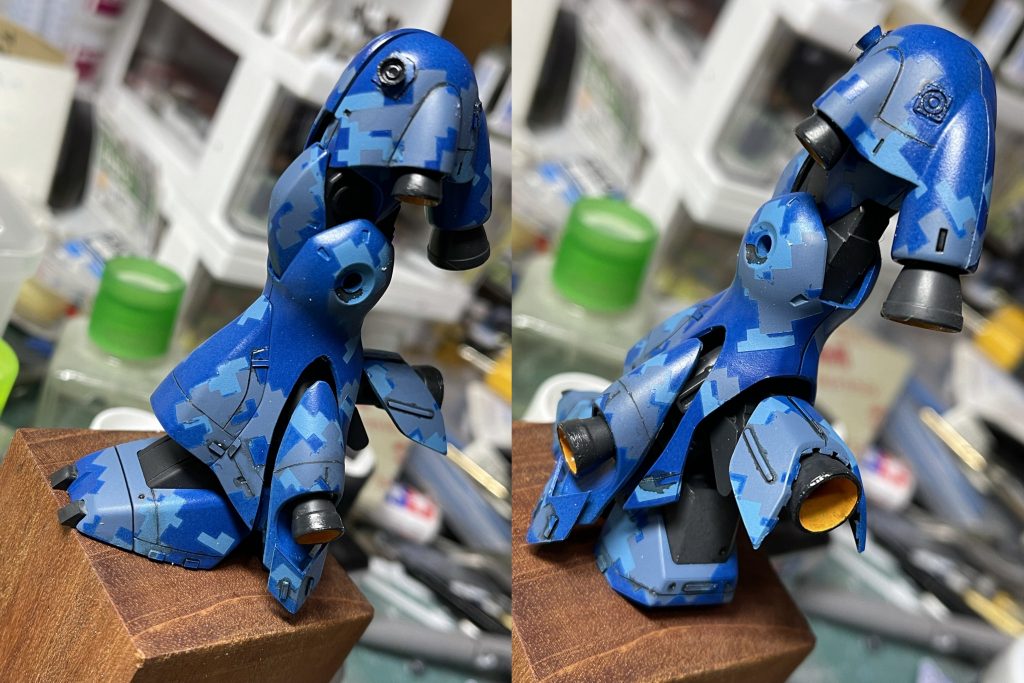 我慢できずに脚部だけ先に組み上げました。ブルー系のデジタル迷彩と相まって、密度感が上がってステキ。