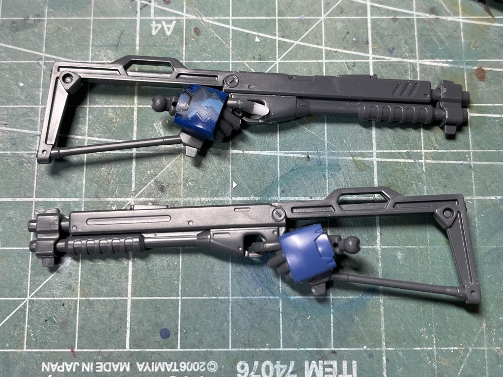 指の表情にもこだわります。すこし違和感のある人差し指は伸ばした状態に作り直し、トリガーに掛かっていない状態にしてあります。安全のため射撃直前までトリガーに指を掛けないようにしましょう。人差し指の先だけプラ棒に変わっているのは、ニッパーで切った際にどこかに飛んで行ってしまったためですw