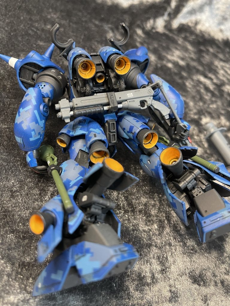 腕部もそれなりにディテールアップ。上腕部分にブチ穴開口。下腕部もあわせてスジボリ、パネルワーク。肩の裏側が只の蓋だったので切り抜いて、フレームにシャッターが付いているようなパーツを新造して組み込みました。腰にはストックレスのショットガン。股下から前部スラスターまでメッシュパイプを使用しています。肩のスパイクに干渉してしまうため、バズーカのホルダーは斜め後方に向けてあります。