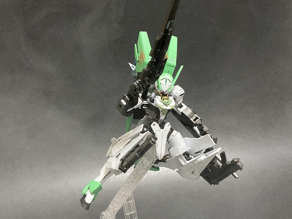 武装は大型レールガンハンドガン×2シールドブレード太刀