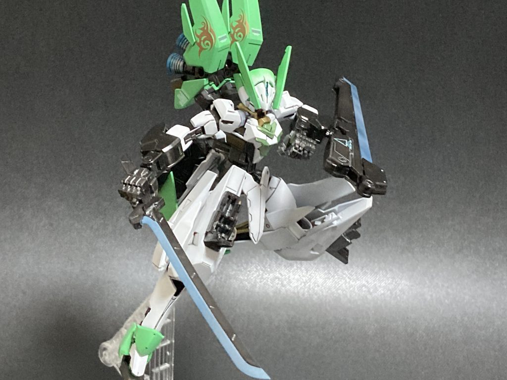 大型のテールブースターと背面のブースターによる高速戦闘を得意とした機体です。武装は全て撃ちきりタイプで最後は格闘戦に持ち込む強襲戦闘使用となってます。