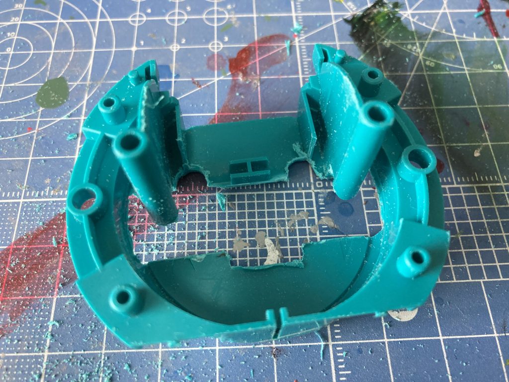 ドーム部分にガンダムの頭突っ込むために、切断してます。