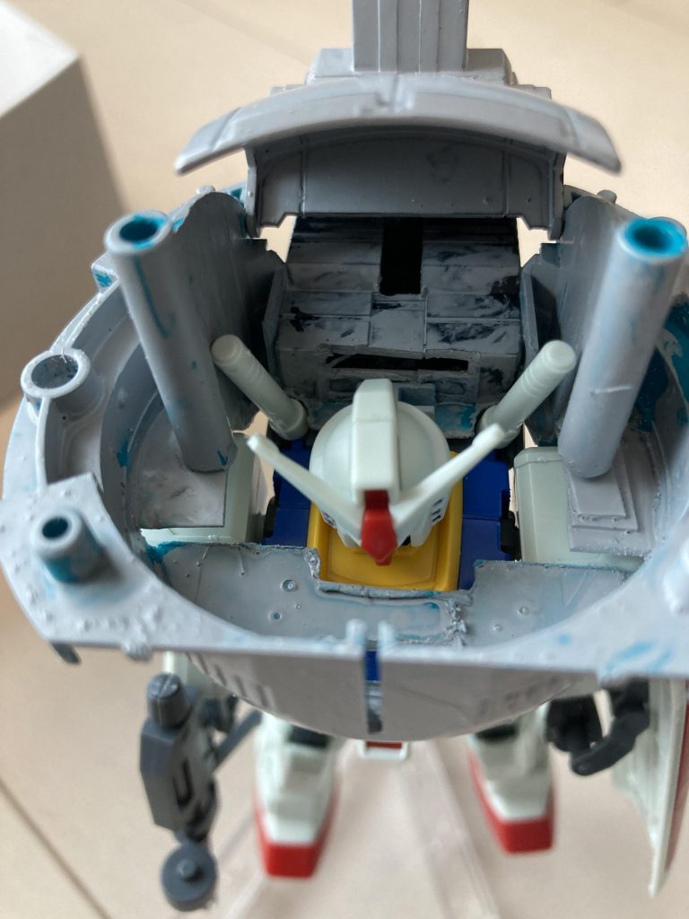 ガンダムはパーツ外さずに入ります。写真の時点ではEGのガンダムでしたが、この作成中に間接のへたりが出てきたので、最終的にはHGのガンダムに交換してます。