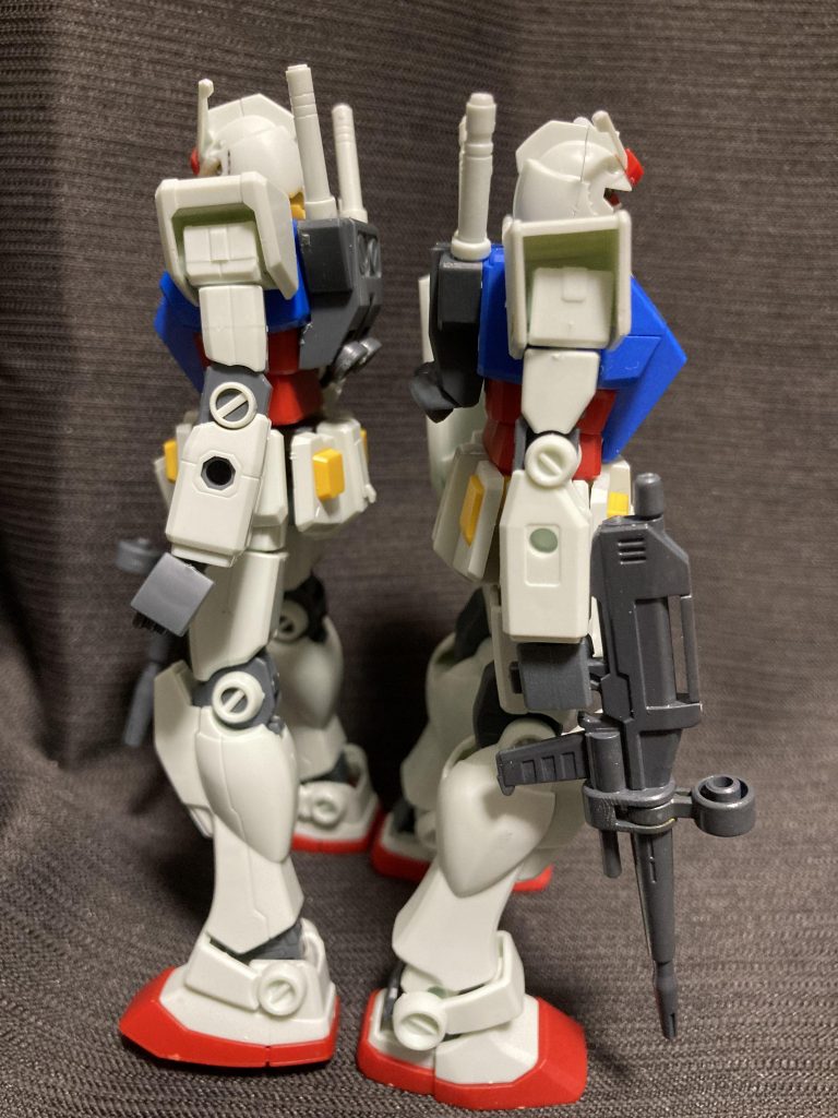 両キットの比較(頭部は交換済み)左がHG、右がEGこうしてみるとEGのほうがやや胴長短足で手も長いのですが、スタイリングとしてはどちらもバランスはとれていると思います。