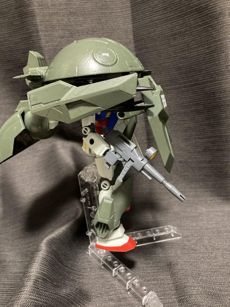 右側。肩はウォドムポッドのパーツを支えるため稼働しません。脚のプラスパーツは磁石固定ですが、位置がきれいに決まらなかったのでパテで型を取って無理やりはめ込んでます。