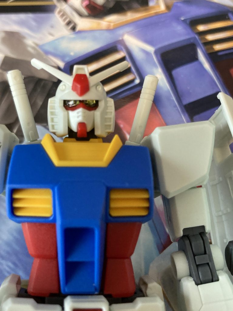 HGの頭部アップ。クリアパーツが嫌ならシール、なんですが、せっかくのクリアパーツだしと組んでみたら……となりました。