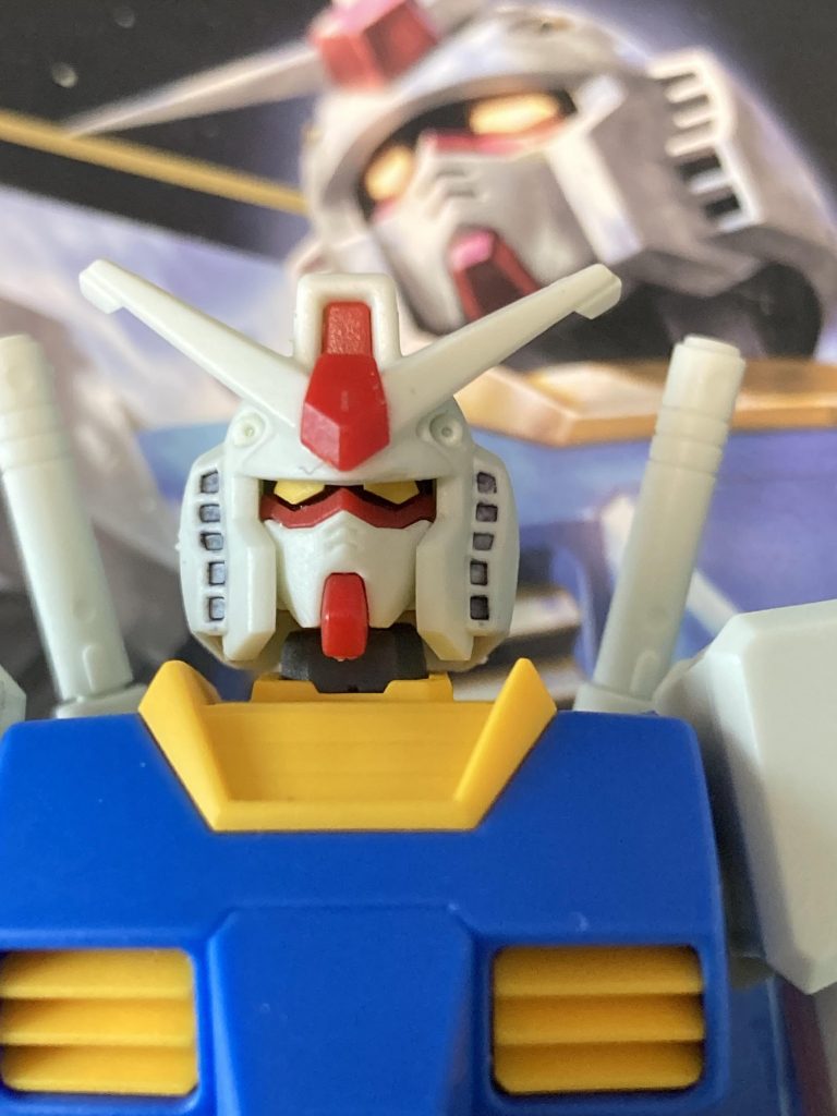 シール使うのも嫌だな、と、EGの頭部とスワップ。正面とさか部分のセンサーと腰のVマークが成型色で作られてるとか、部分的にせよEGのほうが良いところもありますね。もうちょっと頑張ってとさか後部とライフルのセンサー2か所が成型色になればほぼ完璧だと思う。ただ関節強度の分、長期のポージングはHGのほうが間違いなく向いてます。目の周りの黒い部分はEGだと影でそう見えるようにする作りになりますが、ガンダムマーカースミ入れ用<ブラック>で塗装してます。