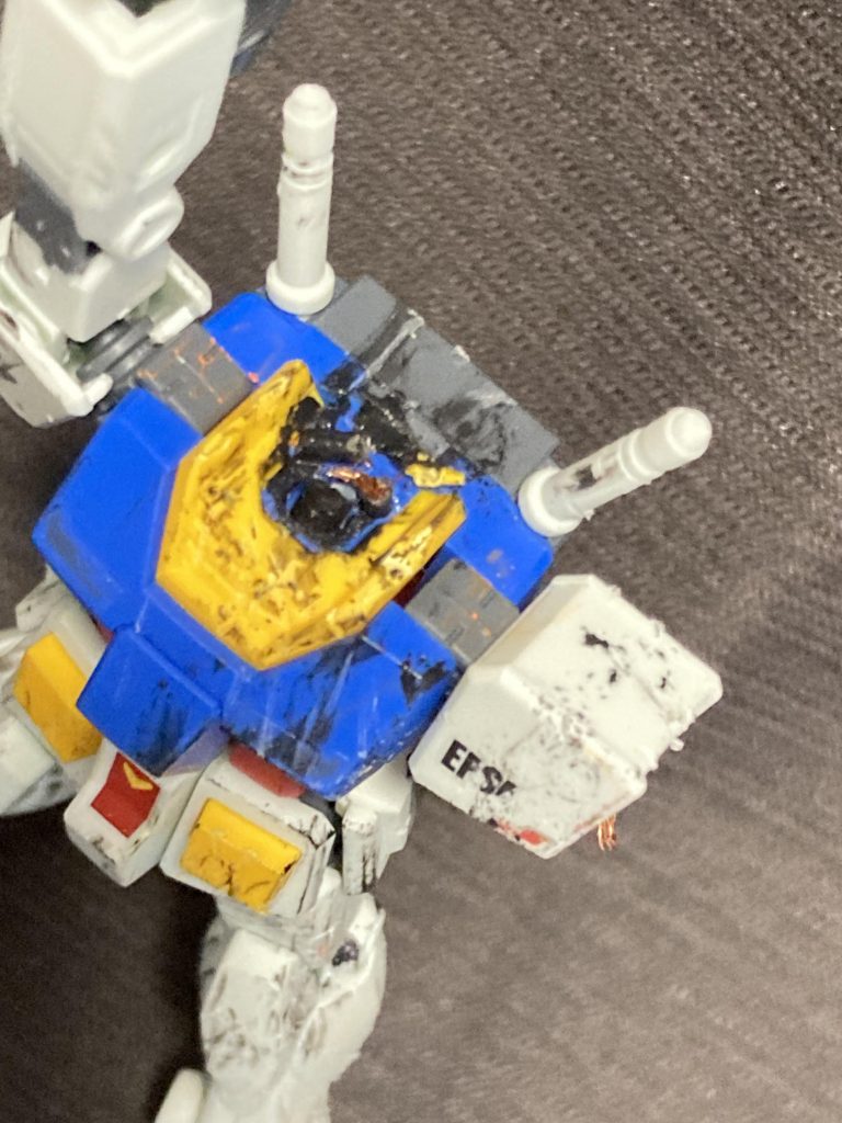 頭部と左腕部はランナーの切れ端や配線コードを使って壊れた感じを微妙に演出。あちこちヤスリやニッパーで傷をつけてみましたが、こういうのも作業としては楽しいですね。