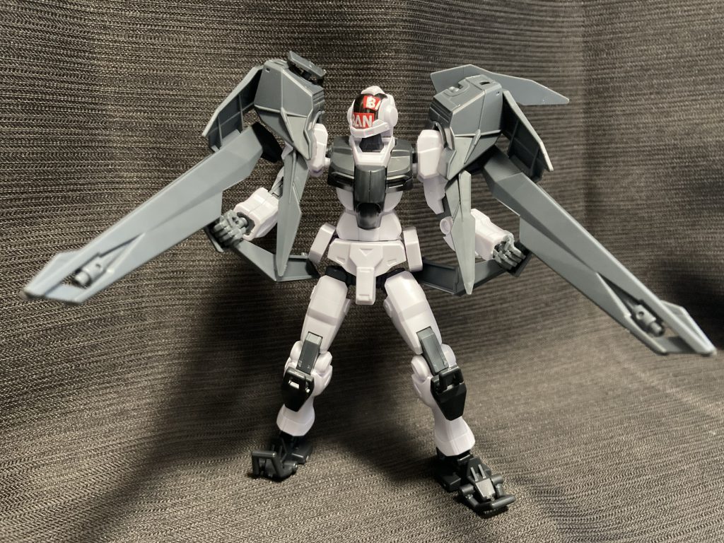 可動域が素晴らしくいいと聞いていたので、一度触ってみたかった。かと言ってそれだけで組むにも弱いしこれといった改修のアイディアもなかったのでしばらく放置してました。水転写ステッカーについてるバンダイのロゴマークを見て、魔がさしたのでネタとして組んでみました。今後弄るかもしれないので、完全素組み。トップコートすら吹いてません。別キット用に買って使わずじまいのダブルリベイクライフルを装備させてみたかったのも大きいです。追加装備としては格好いいので、そのうち別のキットに活かすかガードフレーム自体をよりマッシブにしていきたいところ。