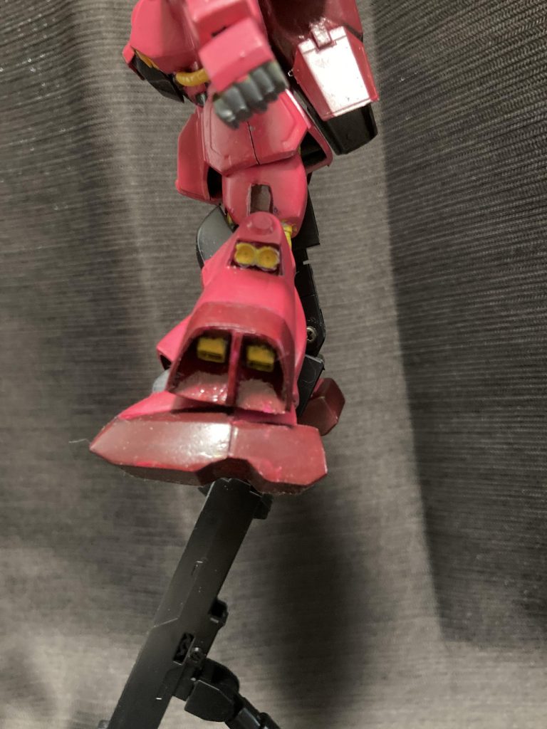 胸部は左腕用のシールドとショルダーシールドを切り取って盛ってます。映画版とはデザインが変わりますがこれはこれでありかな？と思ってます。脚部ブースターは元のスラスターは撤去し、プラバンとW社の四角スラスターを取り付けてます。で、ボディ……合わせ目加工はしてたのですが、ポージングしたら割れまして正直これ以上手をかけたくなかったのでそのままになってます（雑