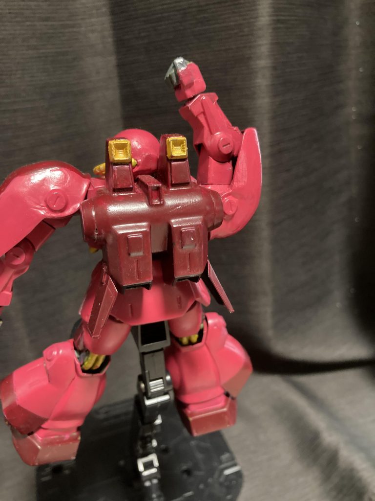 リアバックパックもセンサー撤去と穴埋め、角スラスター増設とほぞ穴切ってメインスラスター脇の装甲板の取り付け角度を変えてます。ちょっとトゲ取り付け部やパテ形成部の処理が甘いのですが、見なかったことにｗご覧いただきありがとうございました。