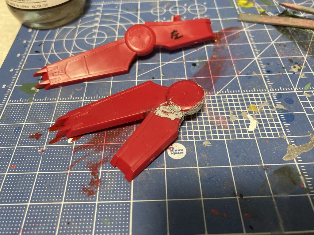 特徴的な形状のベイル(盾)は似たようなものがガンプラにあるはずもないので、グリムゲルデのシールドを加工しました。形状的に回ってもいいかな?と思えたので。