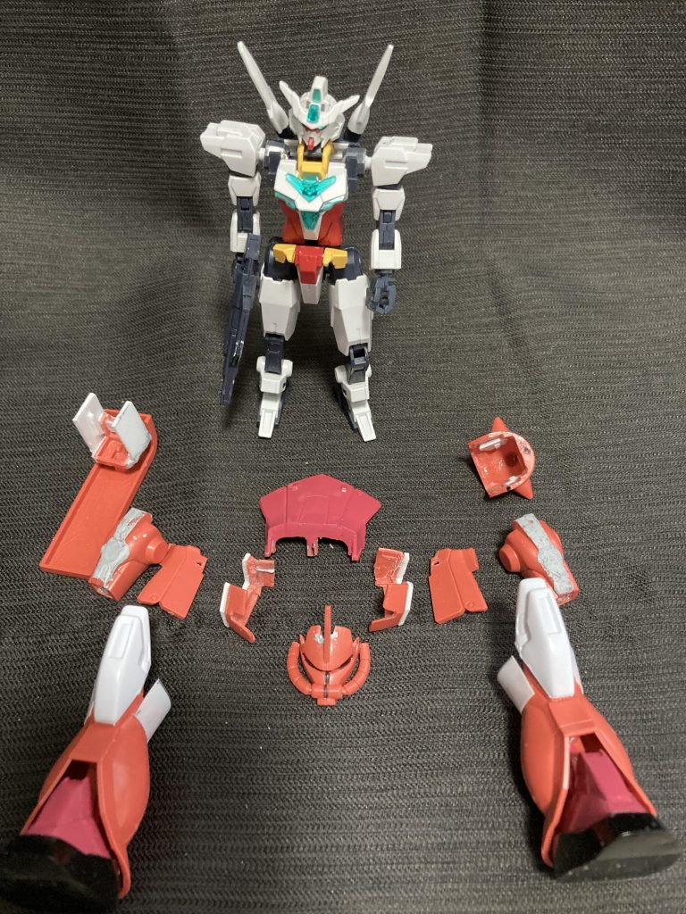 一応形になった(なってしまった)際に各パーツの状態を撮影。正直、胸アーマーは素直にコアガンダムのアーマー使ったほうがいいです。膝アーマーの延長部分は旧キットのHQ V2アサルトバスターの後部腰アーマーを分割して使ってます。他は腕の接合部分が面倒ですが、そこさえ潜り抜ければどうにかなります(頭部除いて)