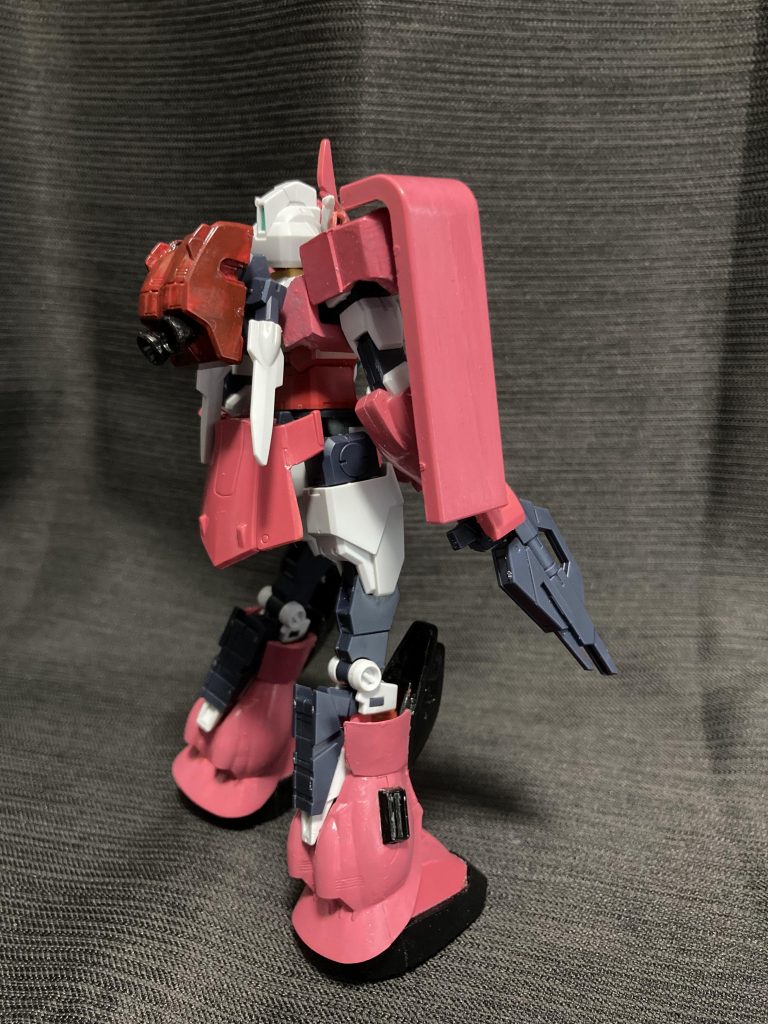 後ろから。頭部は……換装もしない前提で作ったのでお面になってます(笑)いいんです。ラルさんマスク被ったミキシングMSがジェットストリームアタックする世界だってあるんだし(開き直り)エネルギーチューブはどうあっても無理なので、W社の角スラスターで埋めました。