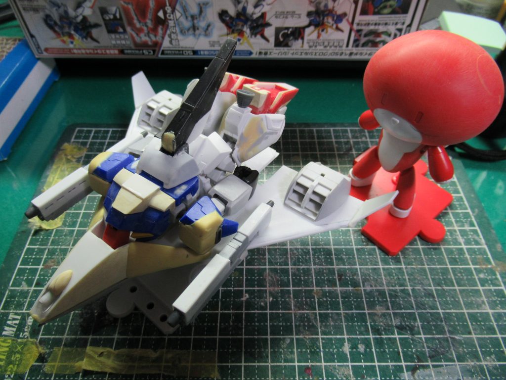 飛行形態時には胸部パーツと背中のパーツの間に隙間が空くので、エポパテ製のカバーを作りました。