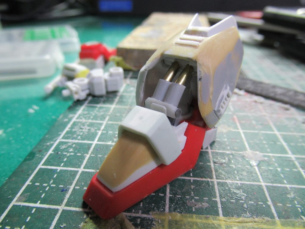 足首には設定通りシリンダーを再現。プラパイプと真鍮パイプの組み合わせで伸縮します。