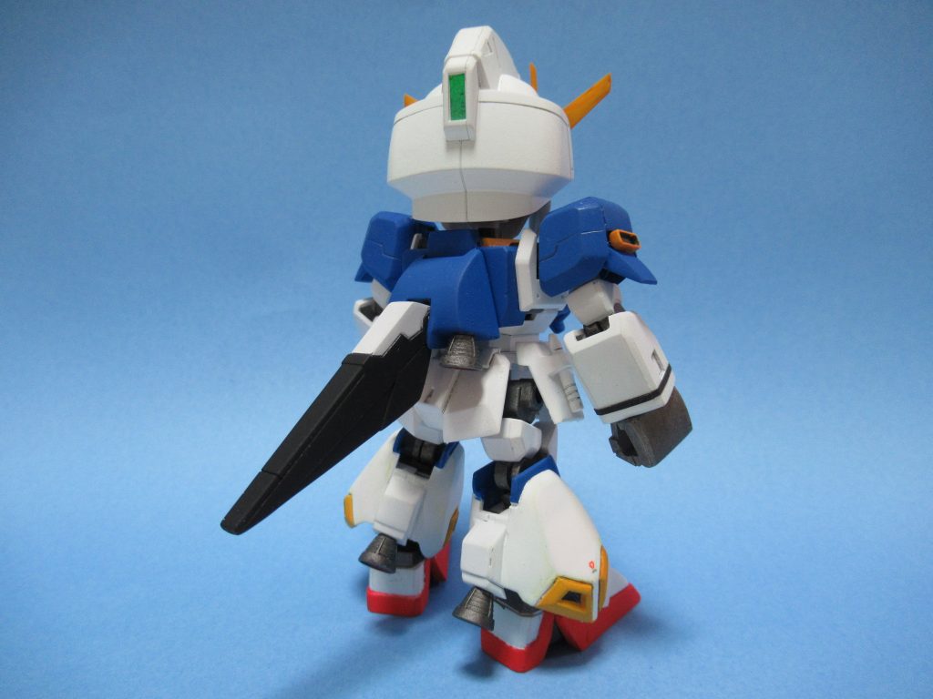 背面:ロングテールスタビライザーが背中から直に生えているのが特徴。