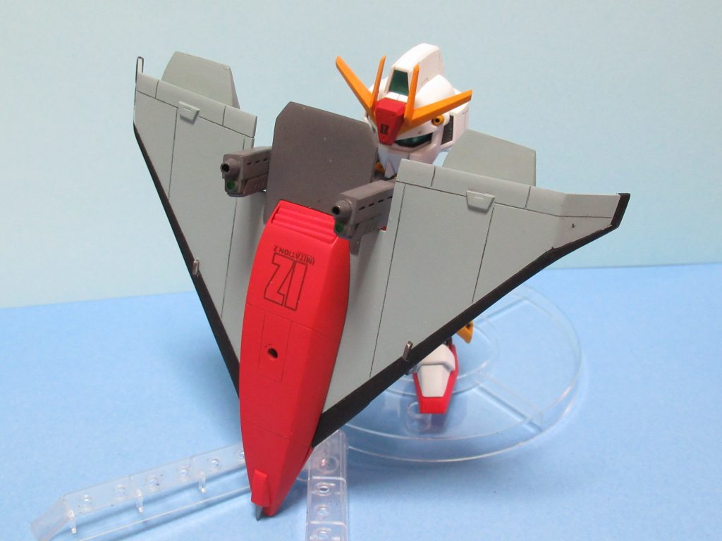 シールド兼主翼を地面に突き刺して銃撃可能(ただしシールドに被弾し続けると飛べなくなる)