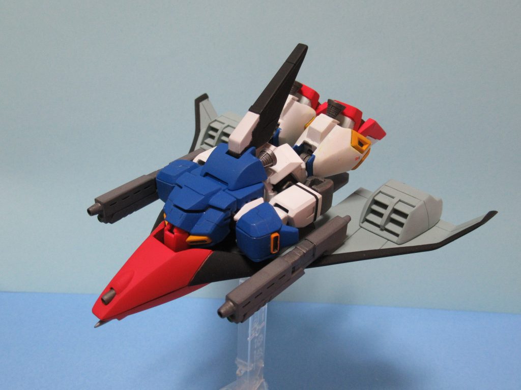 飛行形態:シールド兼主翼の上に寝そべるだけの簡易変形です。