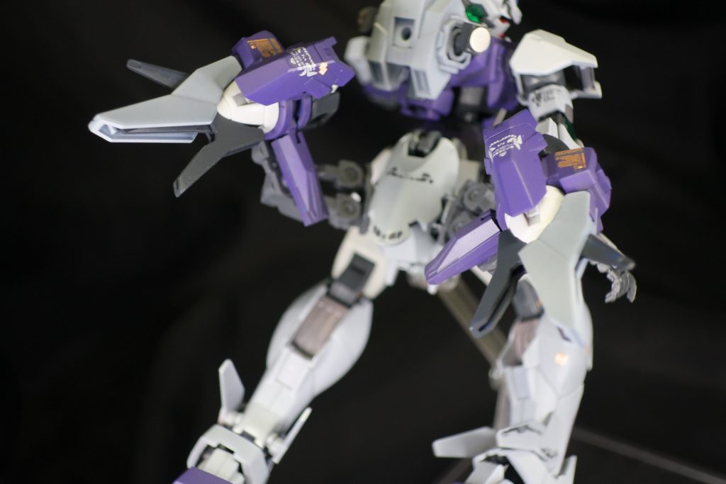 星と翼のパラドクスではウイングという特徴的なパーツがあり、ツインドライブをそれっぽく腰に配置しました。察した方もいるかもしれませんがこの機体、ハクノさんがつくられたダブルオーイグニスの影響をとんでもなく受けております…