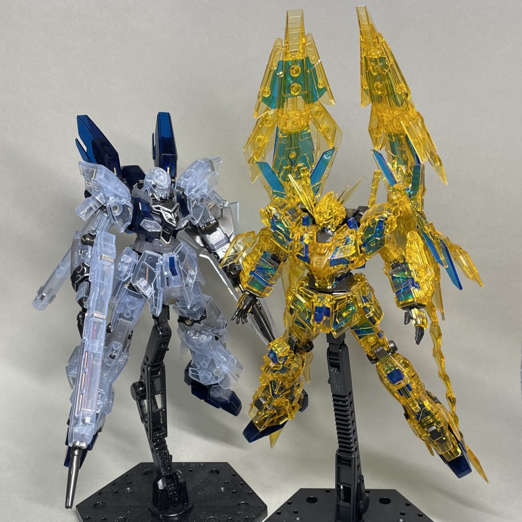 スタンドに接続した シナンジュスタイン(クリア)と並べて同じ日にトップコートした2機を並べてみました。