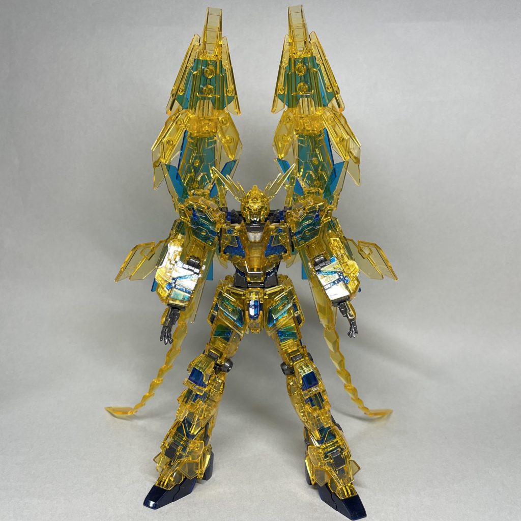 正面 平手パーツはこのキットには付かないので、他のHGユニコーンガンダム系MSのものを使用しました。ライフル、通常シールドは塗装していません。