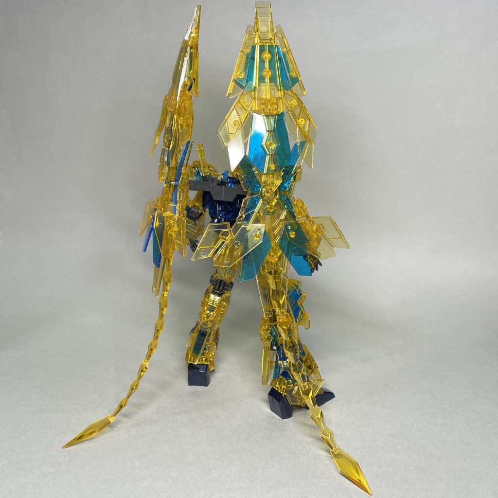 うしろ クリアパーツに光を遮る色を塗ると暗い印象になってしまうので、クリアパーツへの塗り分けは最小限にしました。