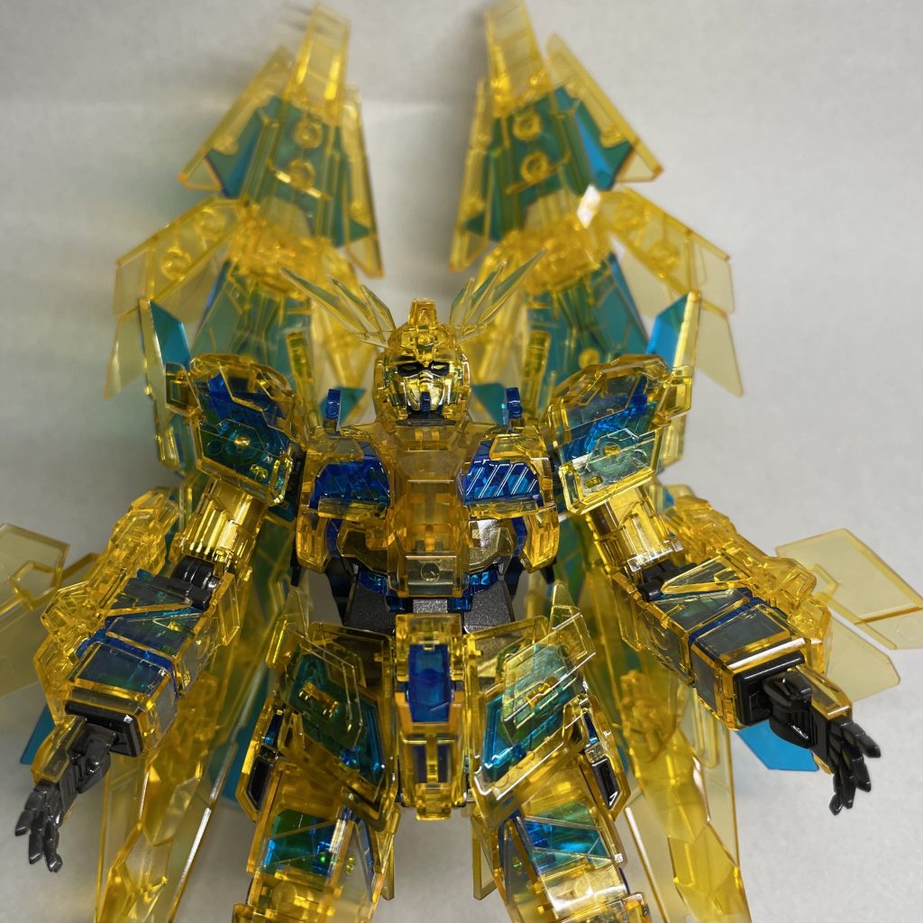 上半身アップ ポリパーツを「HGUCユニコーンガンダム2号機バンシィ デストロイモード」の金色っぽいポリパーツに変更し、装甲から透けて見える部分が暗く見えにくくしました。顔の∧が2つ並んだパーツの裏側をシルバーで塗装し、内部パーツの色が透けて見えないようにしています。内部パーツの色の見え方をコントロールすることで、だいぶ印象が変わります。