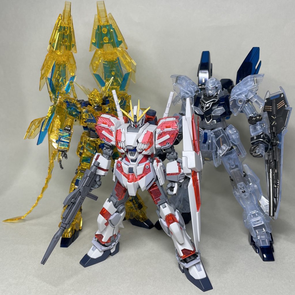 部分塗装のナラティブガンダムC装備、シナンジュスタイン ナラティブver.(クリア)と並べて 2021年6月にナラティブガンダムC装備が完成し、ガンダムNTの主要な3機を並べることができました。