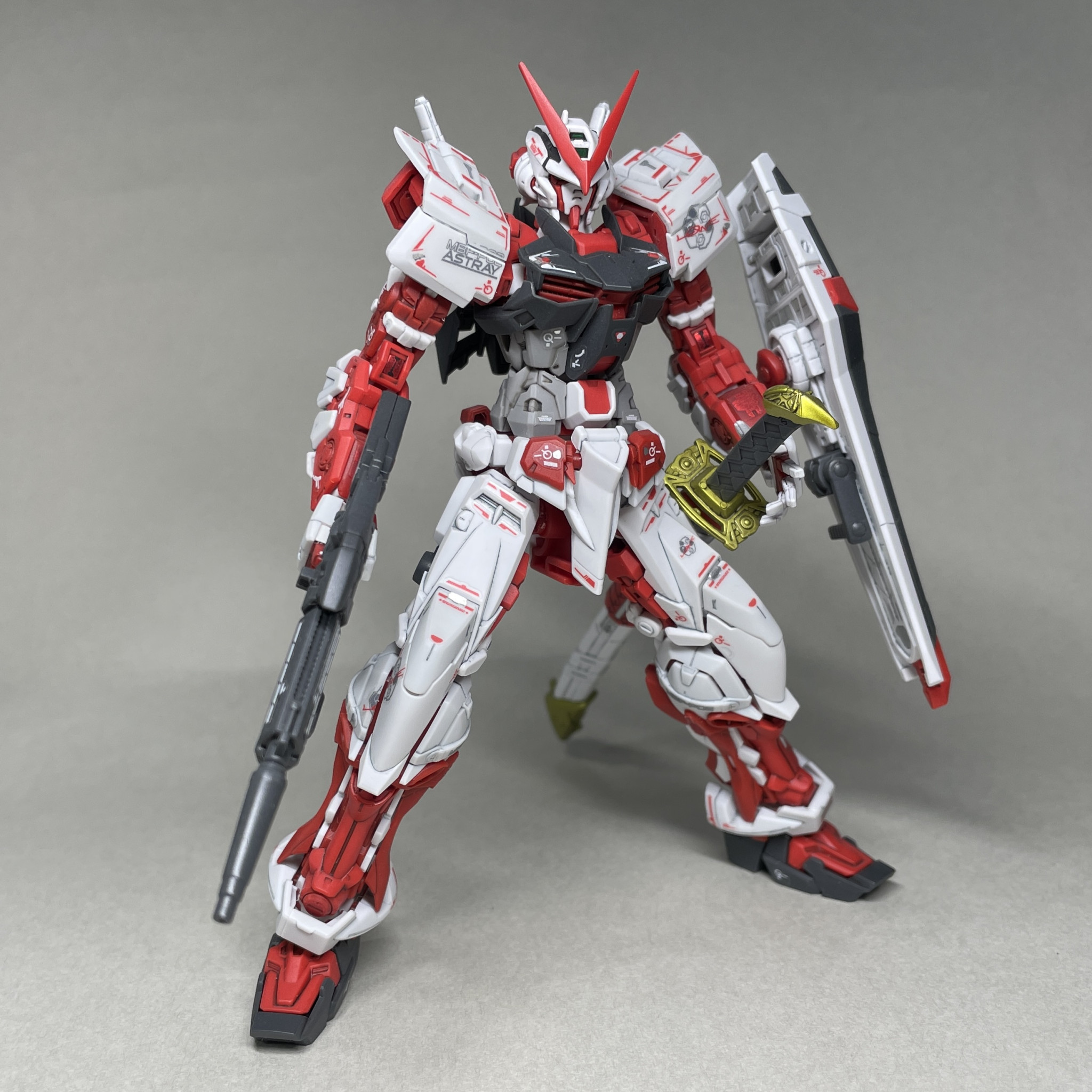 アストレイRG アストレイ レッドフレーム と HG アストレイ ブルー