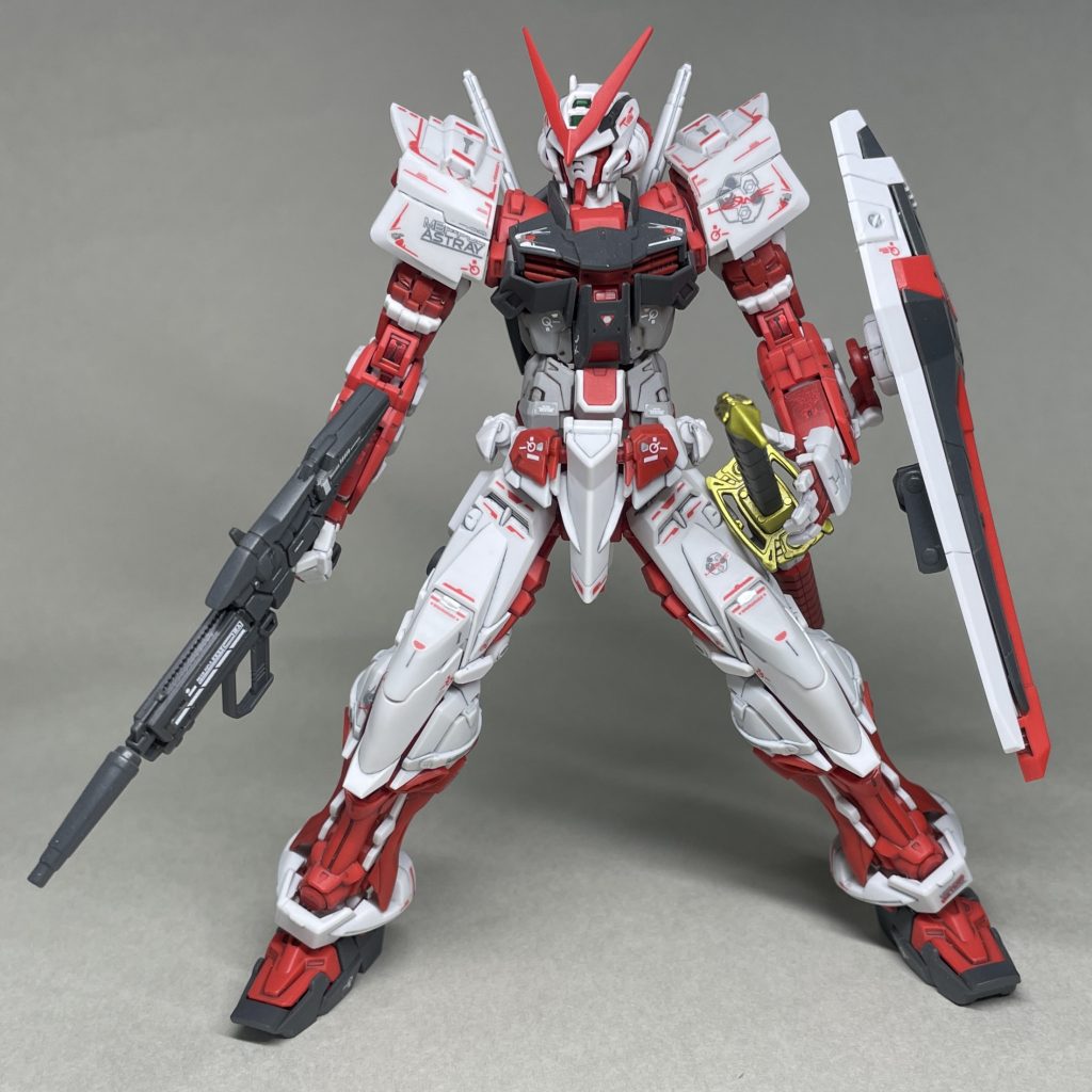 正面 ゲート処理がそれなりだとしても、スミ入れとシール貼りがうまくいっていれば、誰でも同じような感じに完成させられるので、RGのキットは偉大です。細かいディティールやたくさんのシールで視点が分散するので、小さなアラはだいたい覆い隠されます。 自分が作ったからというより、手順に従ってきちんと作った結果であり、半完成品を組み立てさせられているように感じるので、RGのキットはあまり好きにはなれません。