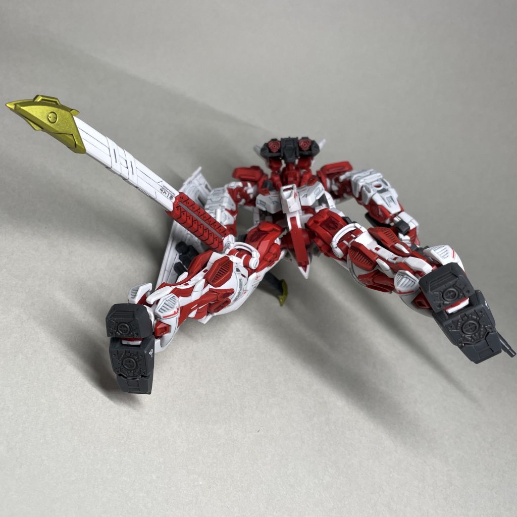 下から 組み立てキットとしてのRGシリーズは好きではありませんが、シールを貼って組み上げた後の完成品としては、一番目立つところに飾り続けているくらい気に入っています。