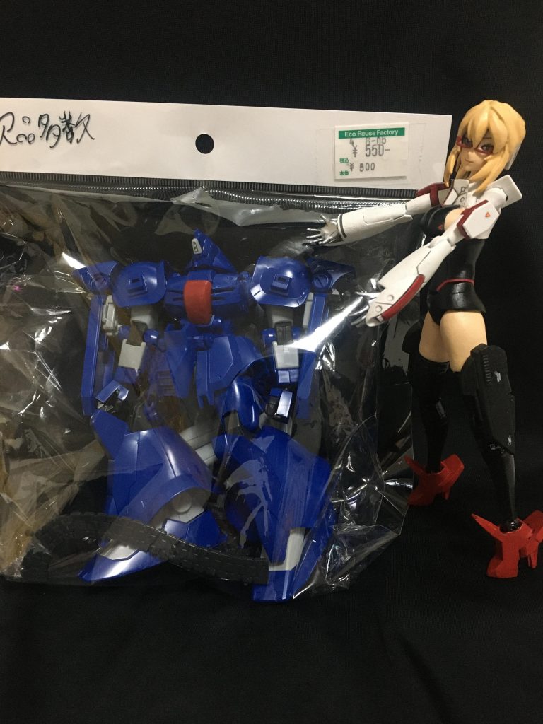 購入時の状態…武器類無し、各部スラスターALL欠損、その他もろもろ欠損…これで¥550って、得したのか損したのか…?