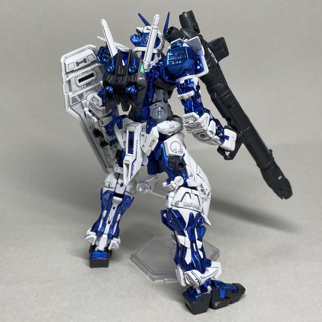 うしろ 関節がゆるめだったこともあり、少しの時間自立させるのも困難だったので、コトブキヤミニフライングベースを前に出して支えることで安定させました。