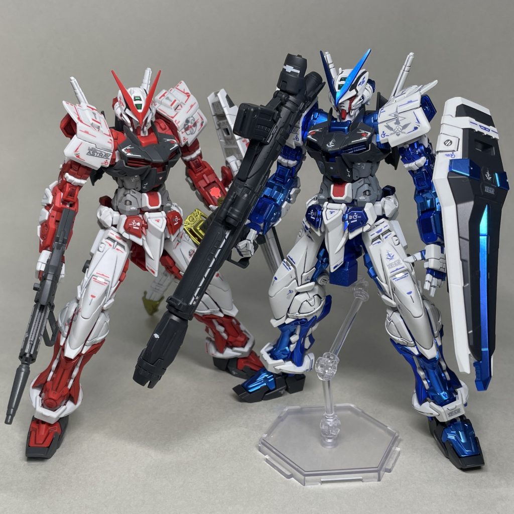ほぼ成形色のRGガンダムアストレイレッドフレーム と並べてみました。 通常仕様のブルーフレームが欲しかったのですが、限定キットで直接購入する機会がなく、ガンダムベースで売っていたメッキVer.を購入。一般販売のレッドフレームと並べてもそれほど違和感がないように、このように塗装しました。 レッドフレームの腰正面のパーツのシールを一箇所貼り忘れていたのに気付いたので、ついでに貼ってトップコートしました。