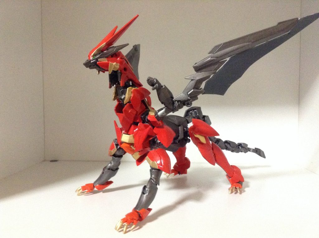 首から下は殆どゼイドラです。頭部と尻尾がアニマギアのカイギアスを使っており、翼がノーネイムライフルです。