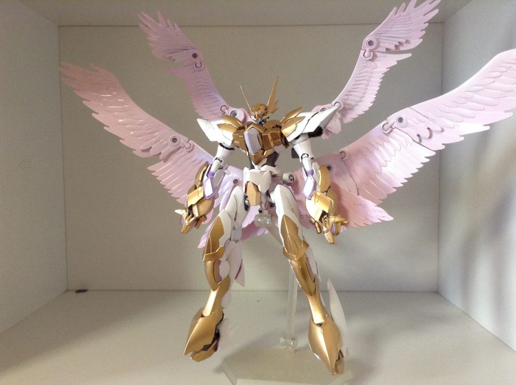 背中の羽の色合いがよく分からなかったので、ピンクに白を混ぜてみました。　白キリガの羽がこんな感じの色だったはず‥