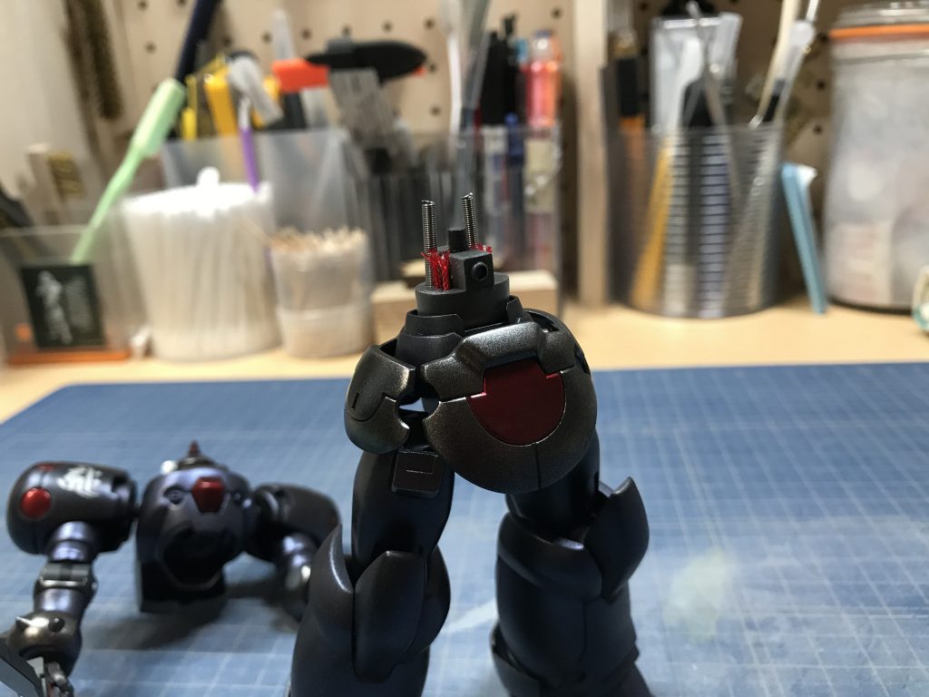 くびれを作ればスタイリッシュになると思い、5mm角棒を腰パーツに取り付け。それに伴い腕部と腿部を延長。腰の角棒周りにスプリング等で配線を表現しました。