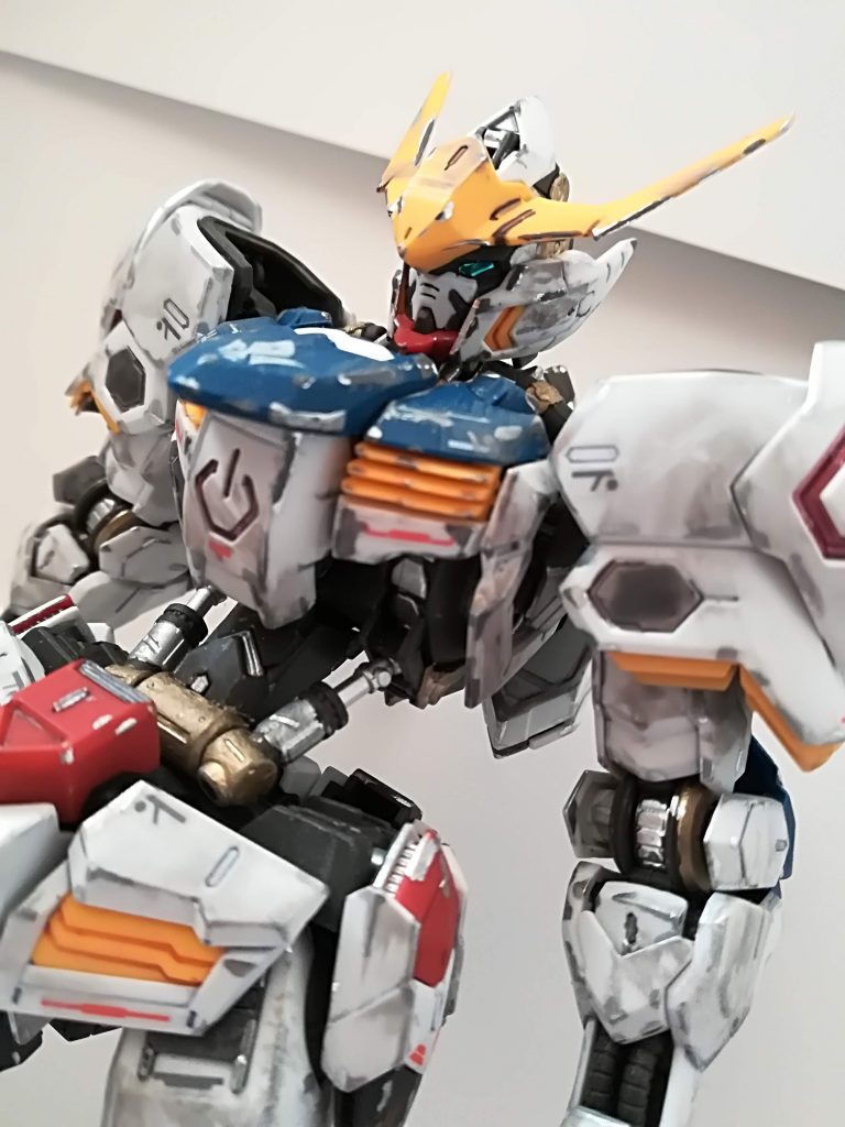 フレーム部分のシルバー、ゴールドは4アーティストマーカーで塗装しました。ツインアイは百均のラピーテープを貼ってキラッと光って見えるように。