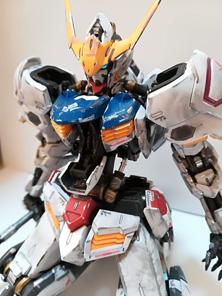 汚し塗装はティッシュにガンダムマーカーグレーのインクを出して装甲部分をこするように、装甲のエッジ部分には先程の4アーティストマーカーで塗料が剥げたような質感に。宇宙での戦闘をイメージして、チリが付着したり激しくぶつかりあったような妄想をしながら汚しました。