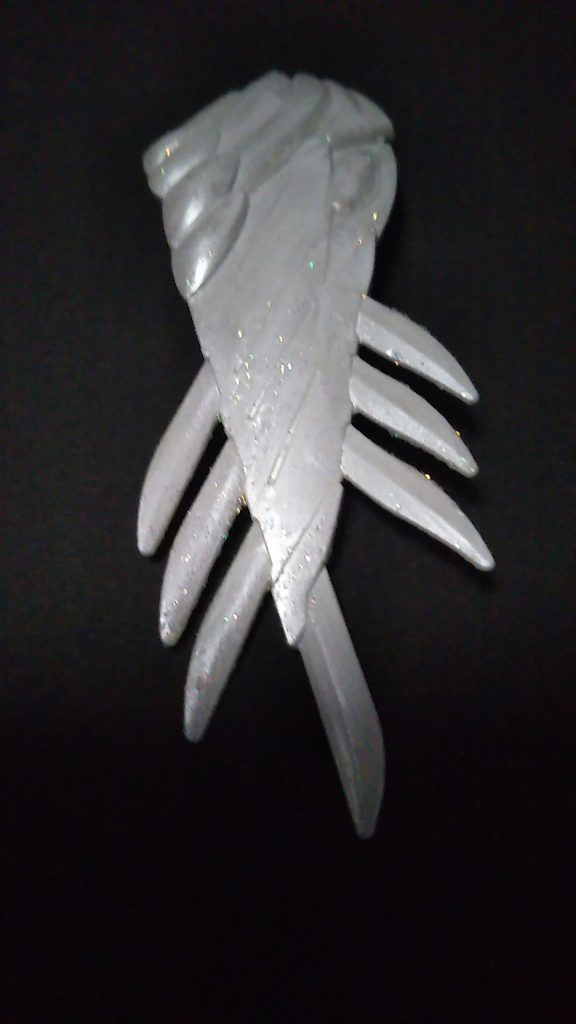 画材屋さんアクリル絵の具は、色数も多く…水性なので扱いやすいです😊　筆でベタ塗りです😅　雑ですが…