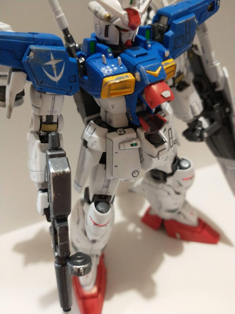 デカールは市販のSTARDUSTMEMORYシリーズ用のものを貼り付けました。機体各部のセンサーはガンダムマーカーで塗装しました。