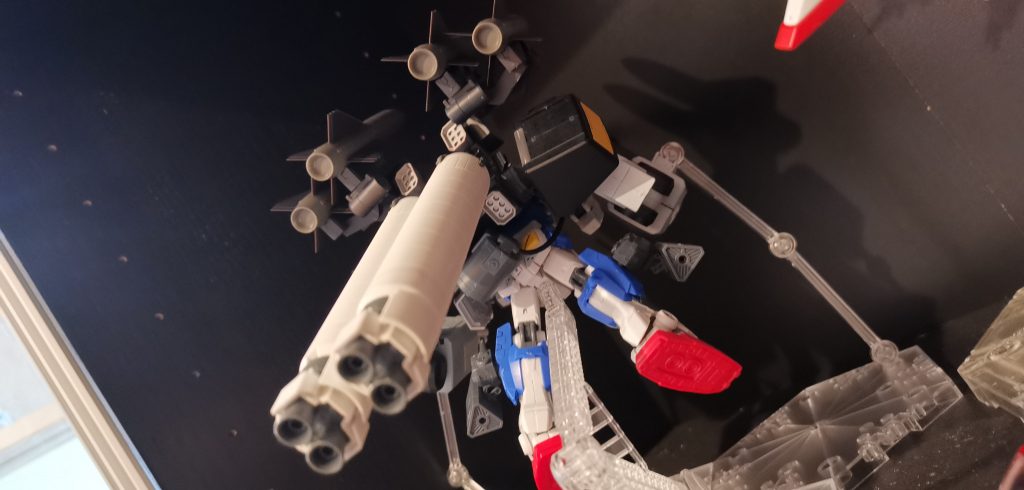 背中はフルアーマーガンダムTBバージョンのものを接着。追加でコトブキヤの大型ミサイル、フルアーマーユニコーンガンダムのプロペラントタンクをつけてます。