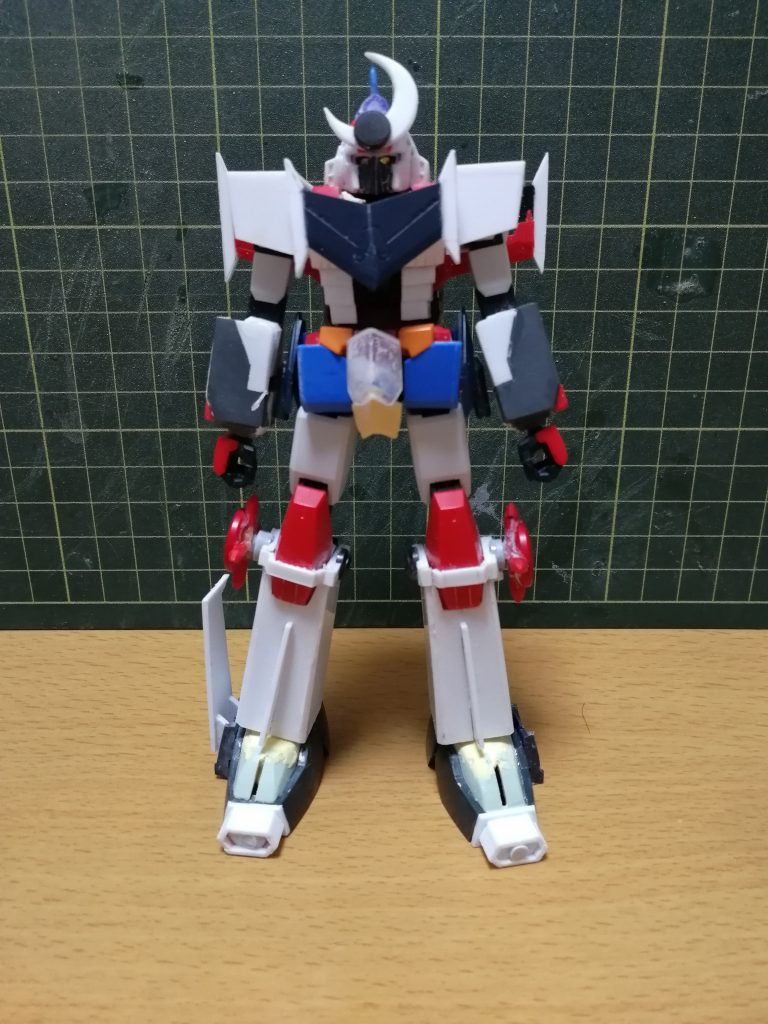 完成間近ですが、この後ヘルメットを大幅改修してます。左右ダクトを上に、顎ガードを追加しました