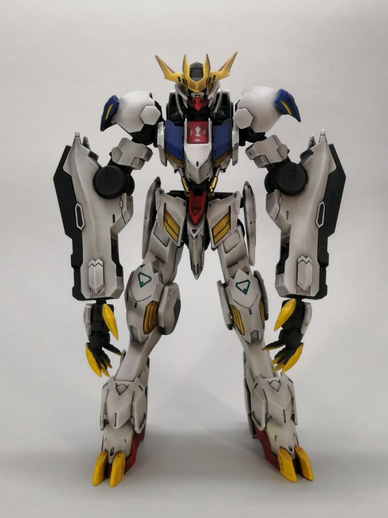 バックパックの白、爪の黄色ともに暗い成形色パーツへの塗装でしたので発色させるのに何度も重ね塗りで苦労しました。黄色は何かと評判のシタデルベースカラーを使用してみましたがさすがに黄色はムラになりますね。