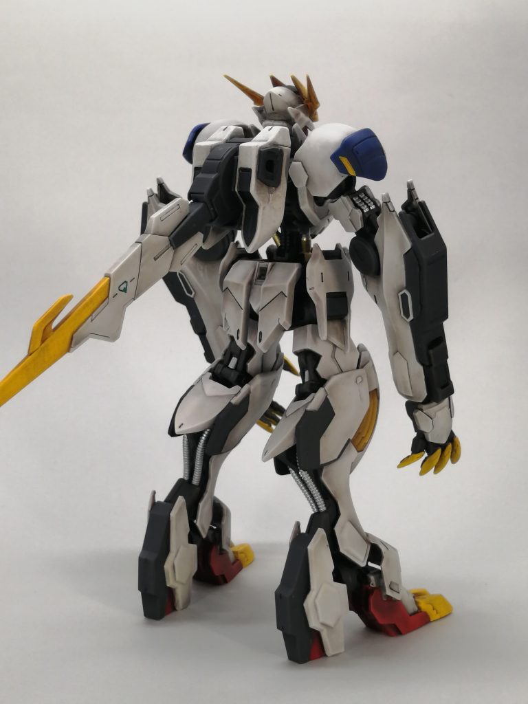 写真撮って気づきましたがガンプラって正面から撮るよりちょっと斜めからの方がかっこよさ五割増しですね。