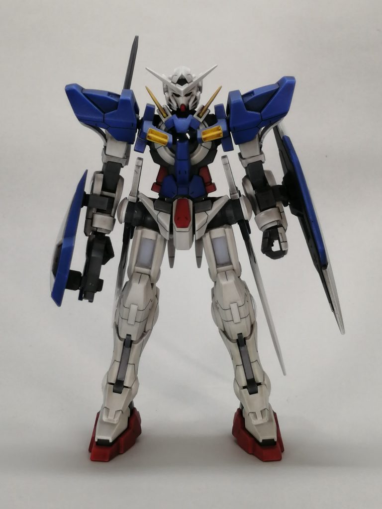 RGやPGのエクシアと比べるとモールドが寂しいと思ったのでそれらを参考にスジボリやモールドを追加してみました。ABSはラッカー系塗料で割れるとかコワい情報もあるのでつや消しトップコートはアクリジョンつや消しクリアーのエアブラシ吹きです。アクリジョンは塗料の薄め具合が難しいですね。