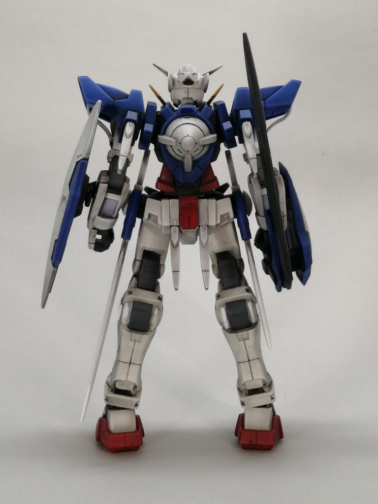 完成写真を見て００系のガンダムに汚し仕上げはちょっと似合わなかったかな～と感じるところです。